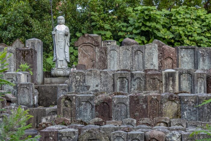 お寺やお墓に置かれているお地蔵さんの意味